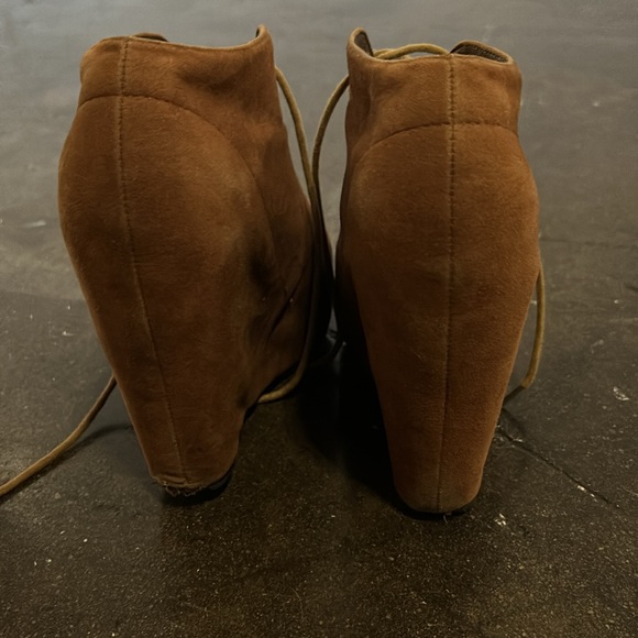 Caramel Suede Wedges (7.5) - Picture 4 of 7